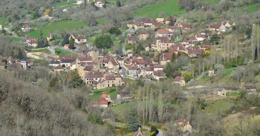 découvrez audierne, charmante commune bretonne réputée pour son port pittoresque, ses plages magnifiques et son riche patrimoine culturel. parfait pour des vacances inoubliables en bretagne.