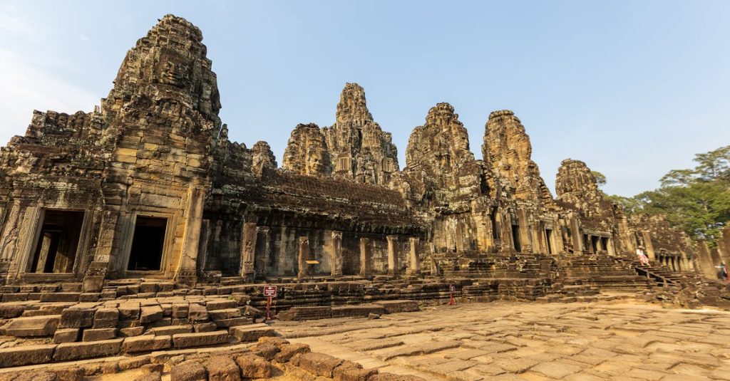 découvrez le cambodge, terre riche en histoire, culture fascinante et paysages à couper le souffle, du majestueux temple d'angkor aux plages paradisiaques.