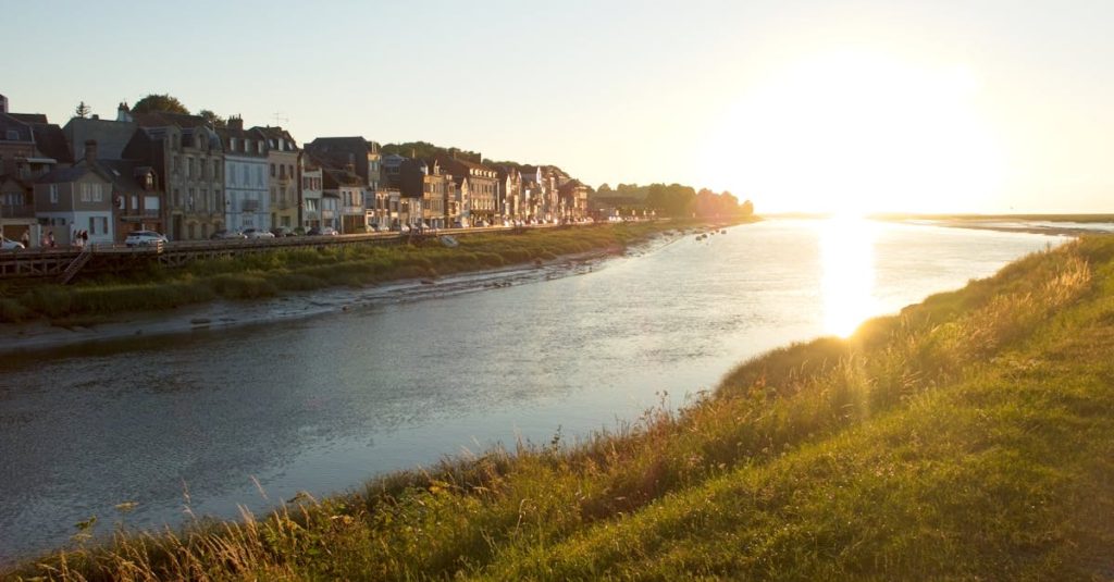 découvrez guérande, charmante ville médiévale célèbre pour ses remparts, ses marais salants et son patrimoine historique unique en bretagne.
