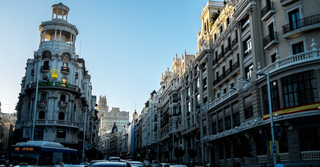 découvrez tout ce qu'il faut savoir sur les transports en commun à madrid : métro, bus, tramways et conseils pour se déplacer facilement dans la capitale espagnole.