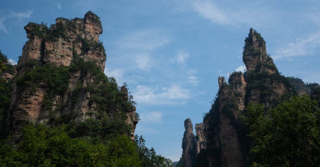 découvrez les montagnes tianzi, un paysage naturel spectaculaire en chine, célèbre pour ses formations rocheuses uniques et sa beauté à couper le souffle.
