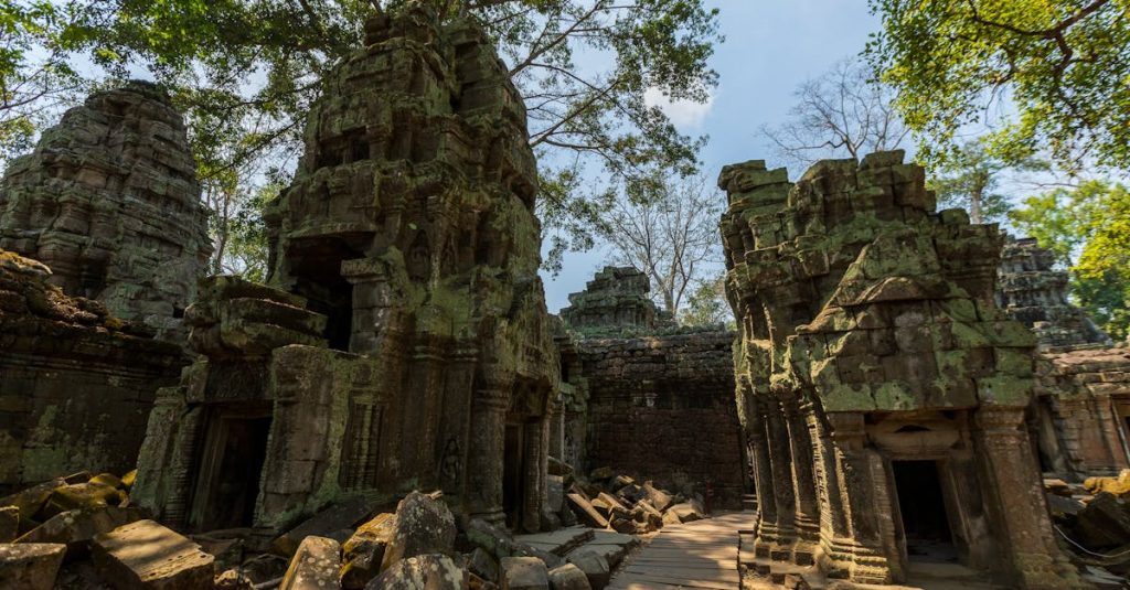 À la découverte des temples d'angkor au cambodge : histoire et secrets 2 découvrez les temples d'angkor, un site archéologique majestueux au cambodge, riche en histoire et en architecture ancienne impressionnante.