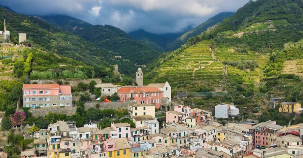 découvrez les magnifiques villages colorés des cinque terre, une destination incontournable en italie alliant nature, culture et gastronomie au bord de la mer méditerranée.