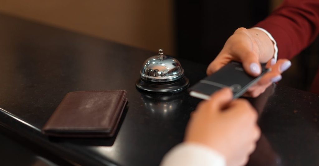 découvrez le métier de hotel tester : testez et évaluez des hôtels pour partager vos expériences et aider les voyageurs à choisir leur hébergement idéal.
