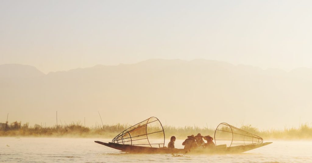 découvrez le lac inle, un joyau naturel en birmanie, célèbre pour ses paysages pittoresques, ses villages flottants et la culture unique des pêcheurs locaux.