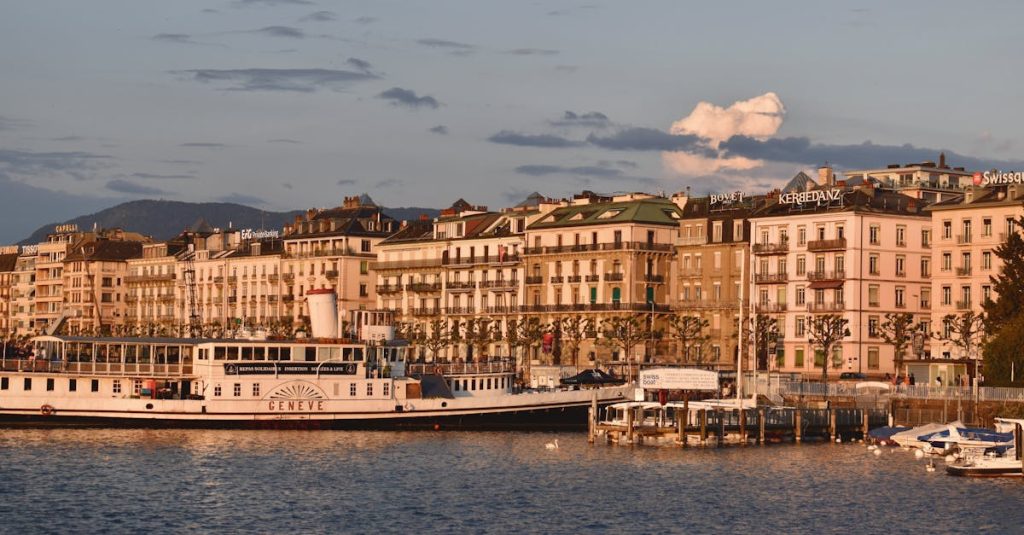 découvrez le lac léman, un magnifique lac alpin situé à la frontière entre la france et la suisse, réputé pour ses paysages enchanteurs, ses activités nautiques et ses charmantes villes environnantes.