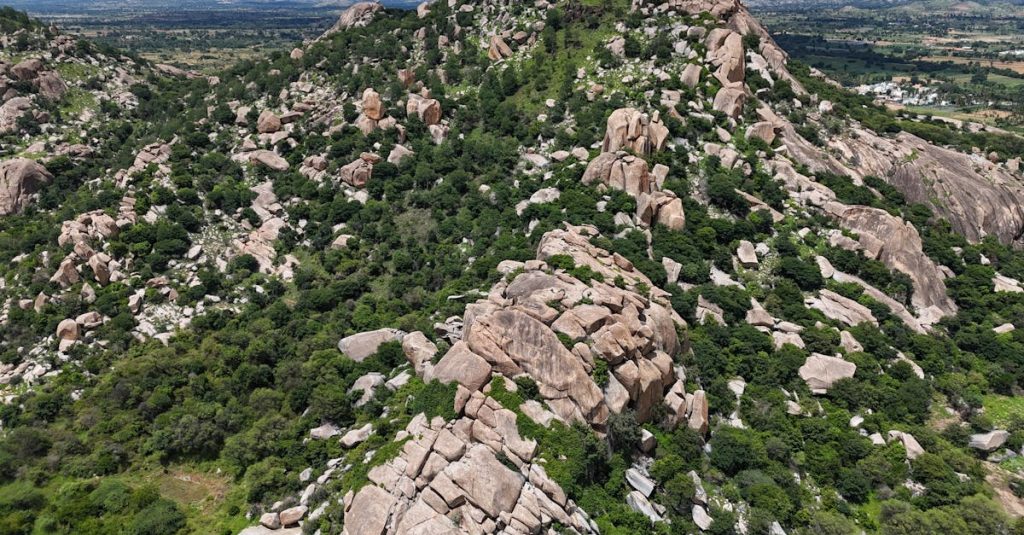 découvrez les mogotes, ces formations rocheuses impressionnantes typiques des paysages karstiques, idéales pour les amateurs de nature et de randonnée.