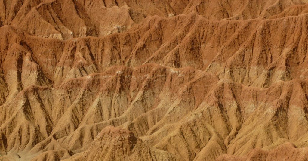 découvrez les ocres de rustrel, joyau naturel aux couleurs vibrantes, idéal pour les amateurs de paysages uniques et de randonnée en provence.