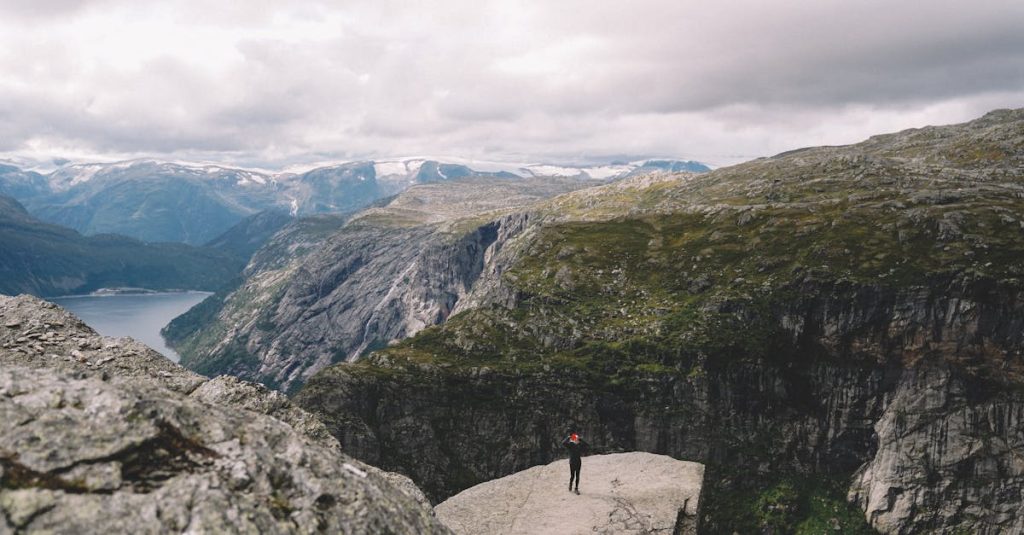 découvrez trolltunga, la célèbre formation rocheuse spectaculaire en norvège offrant des vues panoramiques impressionnantes et des randonnées inoubliables.
