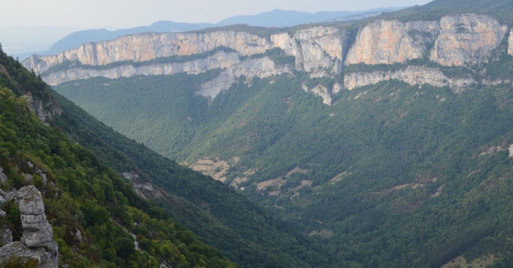 découvrez les meilleures activités à faire dans le vercors : randonnée, escalade, ski, et bien plus pour profiter pleinement de ce magnifique massif alpin.