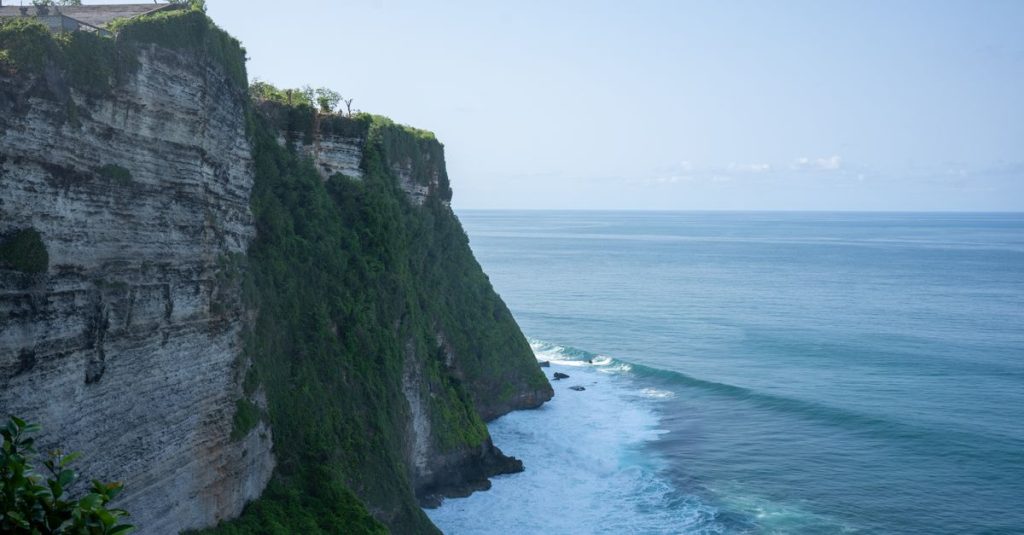 découvrez bukit uluwatu, un site emblématique d'uluwatu à bali réputé pour ses falaises spectaculaires, ses plages paradisiaques et le célèbre temple uluwatu offrant des vues à couper le souffle.