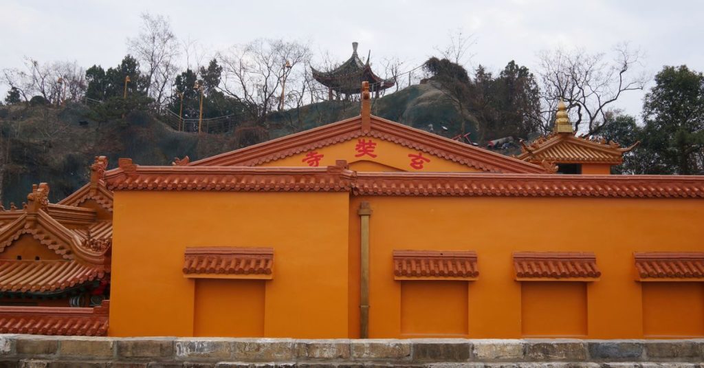 découvrez les temples historiques de hua shan, un site sacré offrant des paysages magnifiques et une riche spiritualité au cœur des montagnes majestueuses.