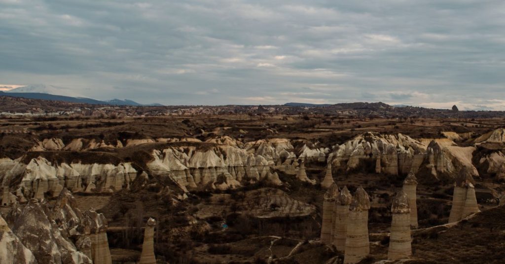 découvrez la love valley en cappadoce, un site naturel unique où les formations rocheuses spectaculaires créent un paysage romantique et inoubliable, idéal pour les amoureux et les aventuriers.