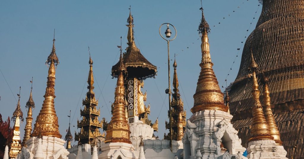 découvrez yangon, la plus grande ville de birmanie, riche en culture, histoire et sites emblématiques uniques.