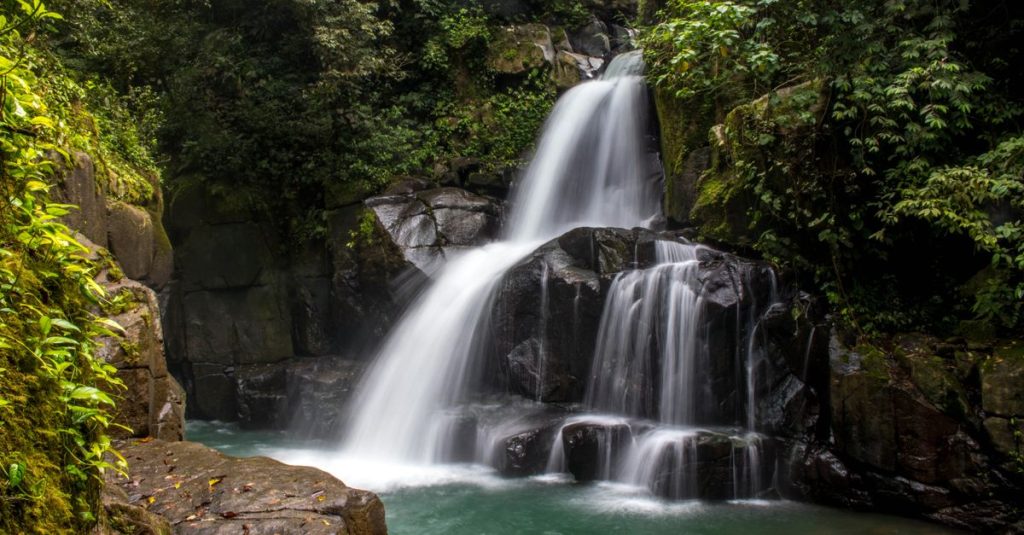 découvrez la cascade el pavón, un site naturel spectaculaire offrant des paysages à couper le souffle et une expérience inoubliable au cœur de la nature.