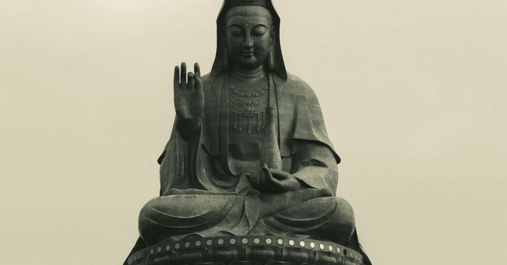 découvrez le grand bouddha de leshan, une statue monumentale sculptée dans la roche, symbole de la culture et de l'histoire chinoises, impressionnant par sa taille et son architecture.