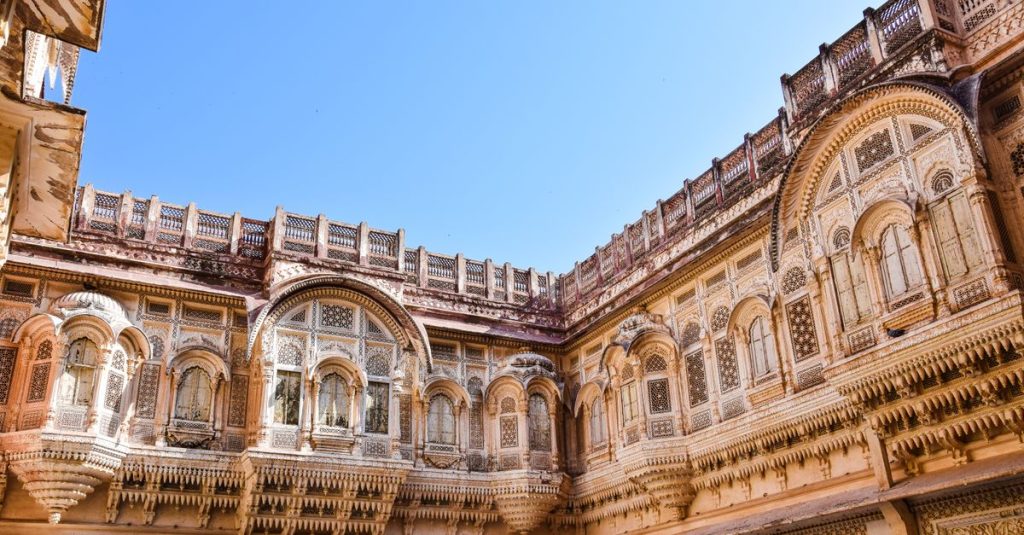 découvrez nawalgarh, une ville historique du rajasthan célèbre pour ses magnifiques havelis ornés de fresques anciennes, son patrimoine culturel riche et son ambiance authentique.