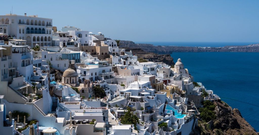découvrez santorin, l'île grecque emblématique aux maisons blanches et toits bleus, plages volcaniques et couchers de soleil inoubliables.