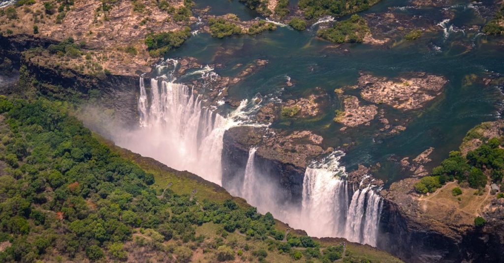 découvrez les chutes victoria, une merveille naturelle spectaculaire située à la frontière entre le zimbabwe et la zambie, offrant des paysages à couper le souffle et une expérience inoubliable.