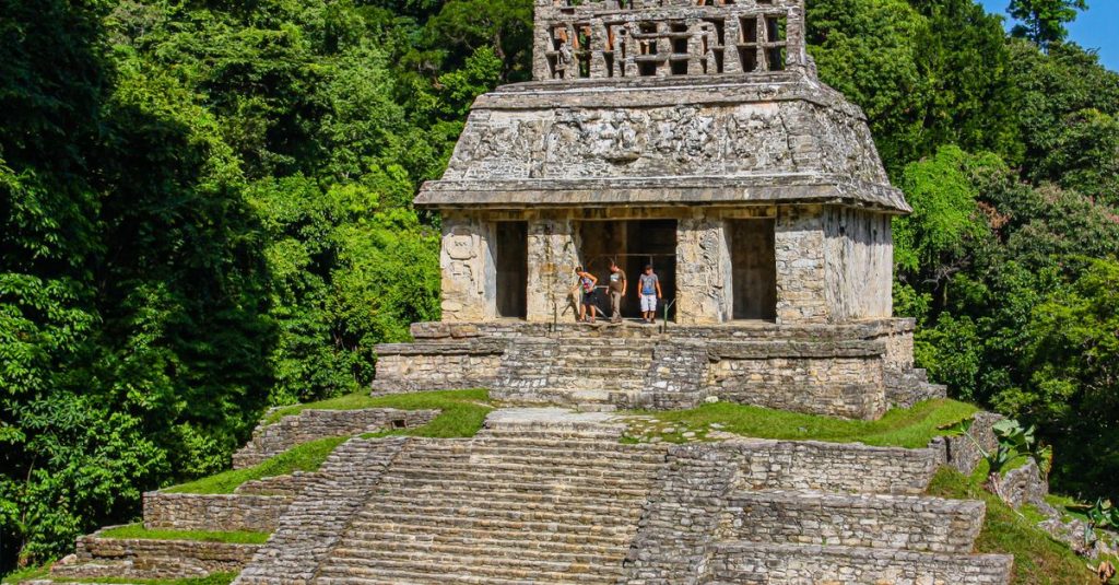 À la découverte de yaxha au guatemala : histoire et secrets d'une cité maya 2 découvrez yaxha, un site archéologique maya fascinant au guatemala, riche en histoire et en ruines anciennes à explorer.