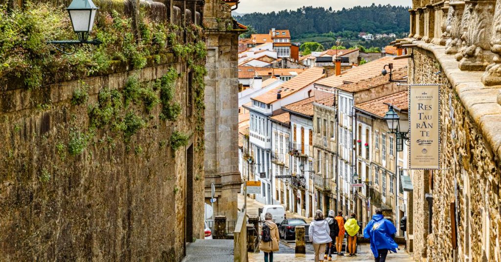 Découvrir les chemins de compostelle : itinéraire et conseils pour bien préparer son pèlerinage 2 découvrez le camino de santiago, un célèbre pèlerinage en espagne alliant spiritualité, aventure et paysages magnifiques. préparez votre itinéraire et vivez une expérience unique.