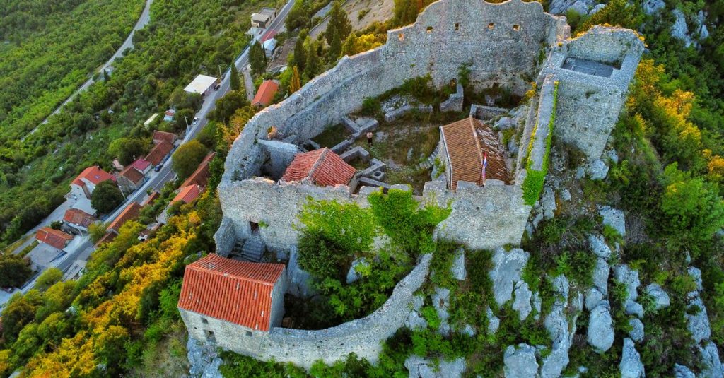 découvrez la route des châteaux cathares, un parcours historique à travers les forteresses médiévales du sud de la france offrant paysages magnifiques et richesses culturelles.