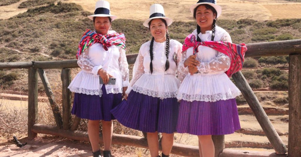 Découvrir chinchero au pérou : un village authentique entre culture et tradition 2 découvrez chinchero, un village andin traditionnel au pérou, réputé pour ses textiles artisanaux, son marché coloré et ses paysages époustouflants.
