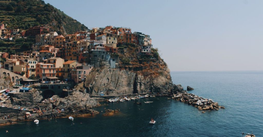 découvrez les cinque terre, un magnifique ensemble de villages colorés en bord de mer en italie, parfait pour des vacances authentiques entre nature, culture et gastronomie.