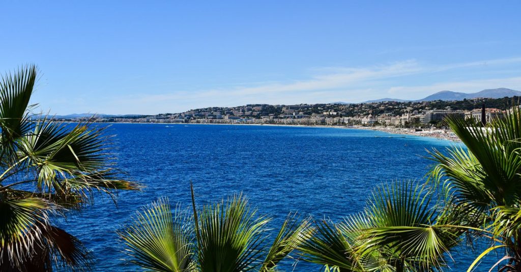 Visiter la côte d'azur en une semaine : itinéraires et conseils incontournables 4 découvrez la côte d'azur, une région emblématique du sud de la france, célèbre pour ses plages magnifiques, son climat méditerranéen, ses villes élégantes comme nice, cannes et saint-tropez, ainsi que son riche patrimoine culturel et gastronomique.