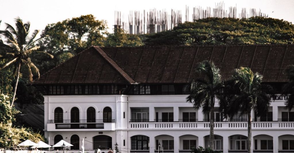 Découvrir le fort cochin en inde, entre histoire et culture 2 découvrez le fort cochin, un site historique emblématique mêlant culture, architecture coloniale et paysages pittoresques, situé sur la côte sud-ouest de l'inde.
