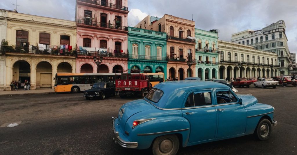 Explorer la havane à pied : découvrir la ville autrement 2 découvrez la havane à pied avec notre visite guidée immersive. explorez les ruelles pittoresques, l'architecture coloniale et l'ambiance authentique de la capitale cubaine.