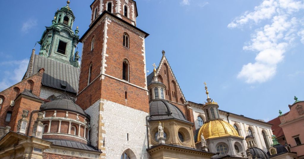 Découvrir les incontournables d'une visite à cracovie 9 découvrez les attractions incontournables de cracovie : histoire, culture, monuments et sites emblématiques à visiter absolument lors de votre séjour en pologne.