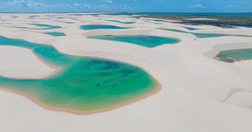 Découvrir le désert blanc des lençóis maranhenses : un paysage unique à explorer 2 découvrez les lençóis maranhenses, un parc national unique au brésil, célèbre pour ses dunes de sable blanc et ses lagunes d'eau douce cristalline.