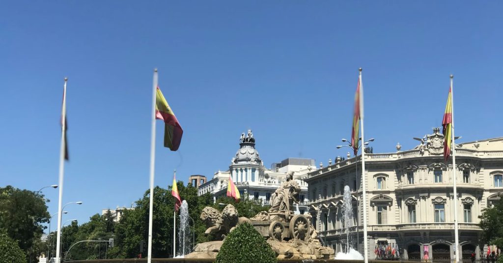 découvrez le centre historique de madrid, un quartier chargé d'histoire avec ses monuments emblématiques, ses ruelles pittoresques et son atmosphère authentique.