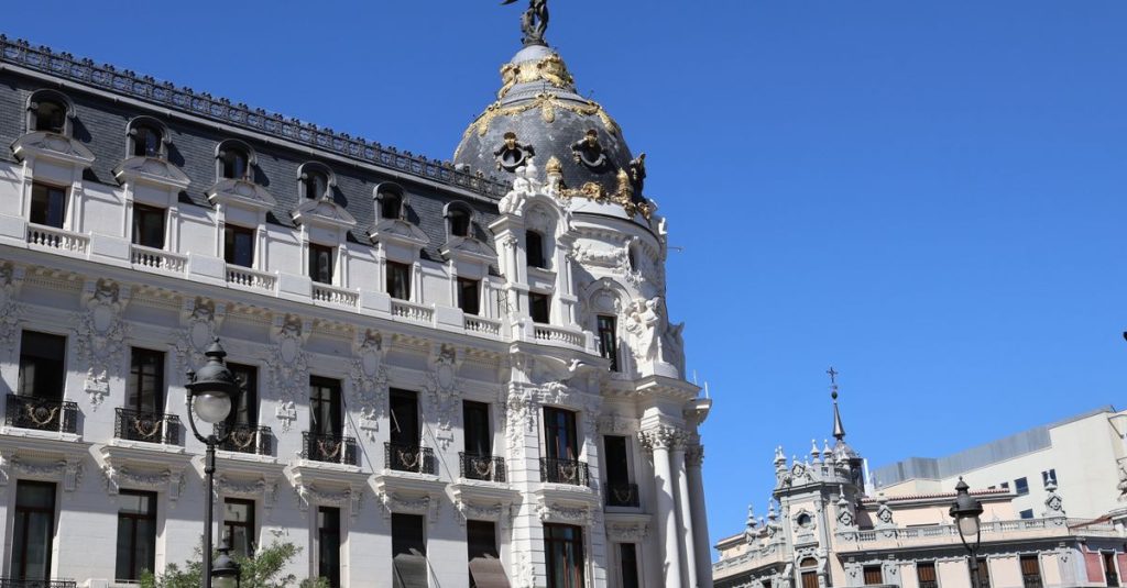 Découvrir le charme du centre historique de Madrid et ses incontournables 2 découvrez le centre historique de madrid, un lieu riche en patrimoine, monuments emblématiques et charmantes ruelles pleines d'histoire.