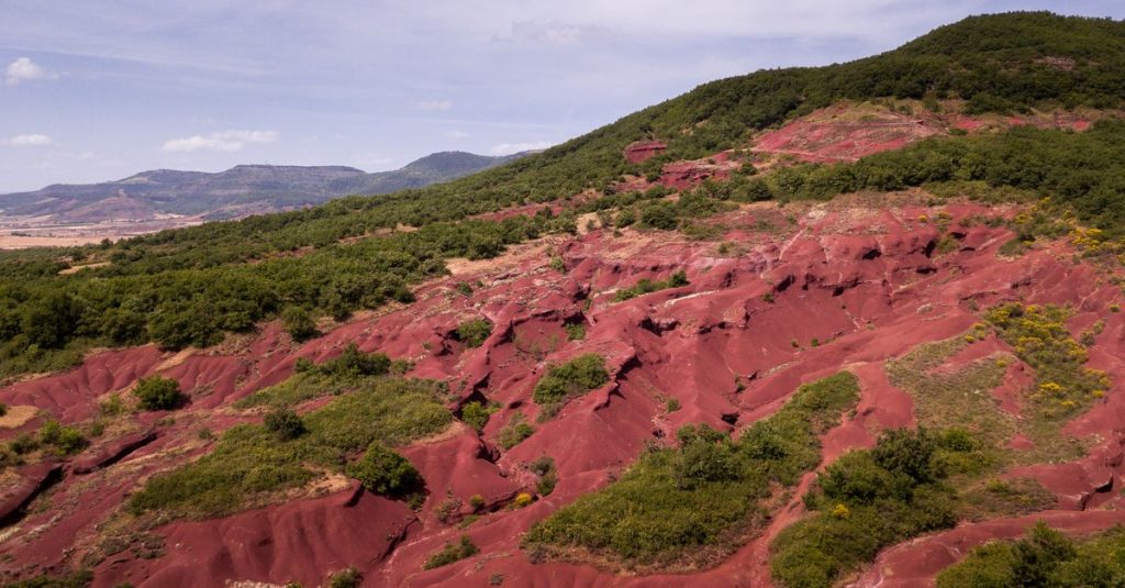découvrez l'univers des ocres, ces pigments naturels aux teintes chaudes et terriennes, utilisés depuis des millénaires dans l'art et la décoration.