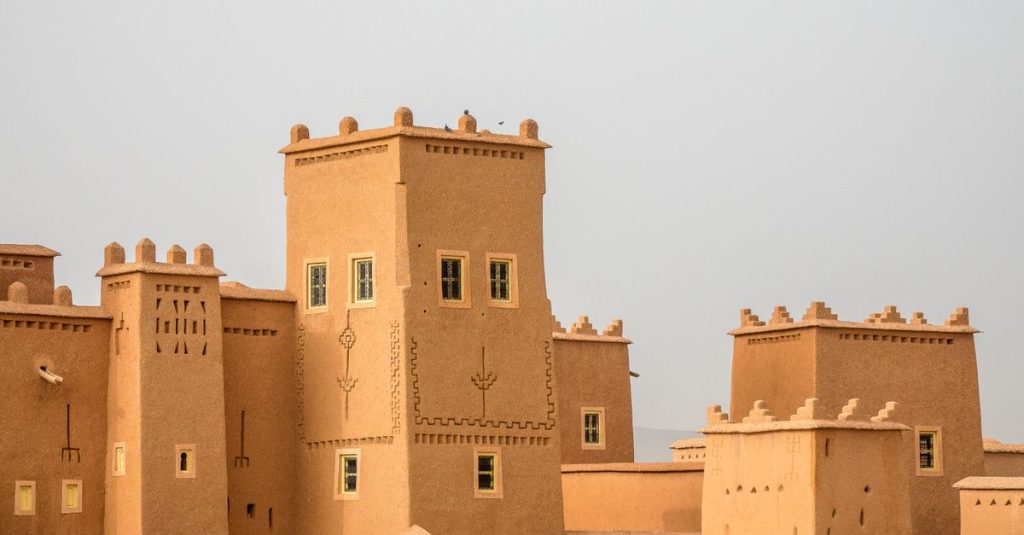 découvrez ouarzazate, la porte du désert marocain, célèbre pour ses paysages désertiques, ses kasbahs historiques et ses studios de cinéma renommés.