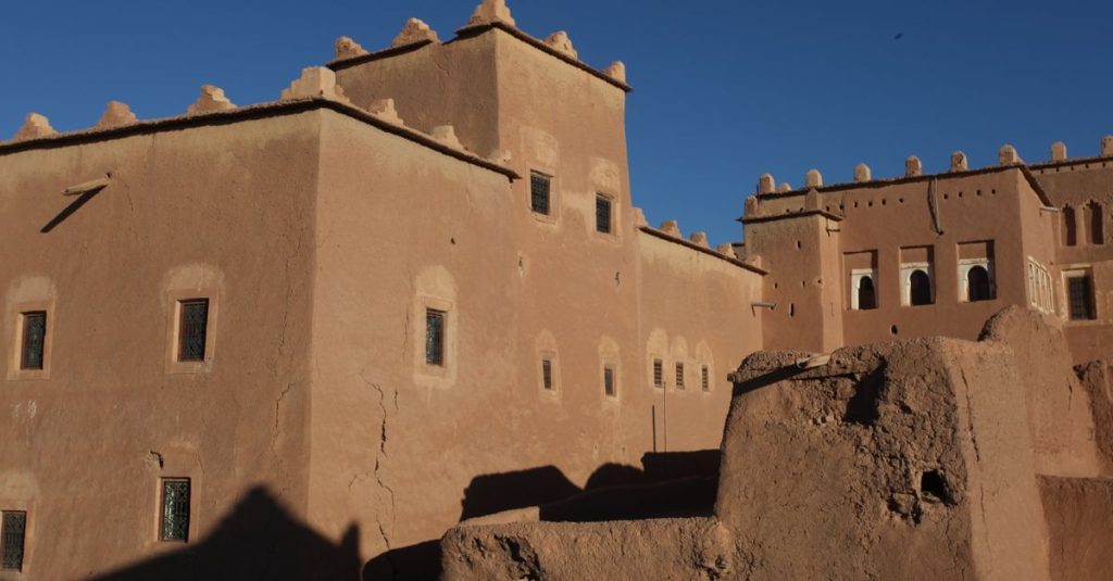 découvrez ouarzazate, la porte du désert marocain, célèbre pour ses kasbahs emblématiques, ses paysages grandioses et ses studios cinématographiques uniques.