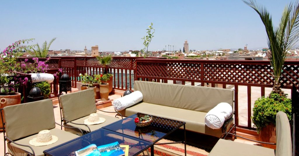 découvrez l'authenticité et le charme d'un riad traditionnel, un havre de paix au cœur de la médina, alliant architecture marocaine et confort moderne.