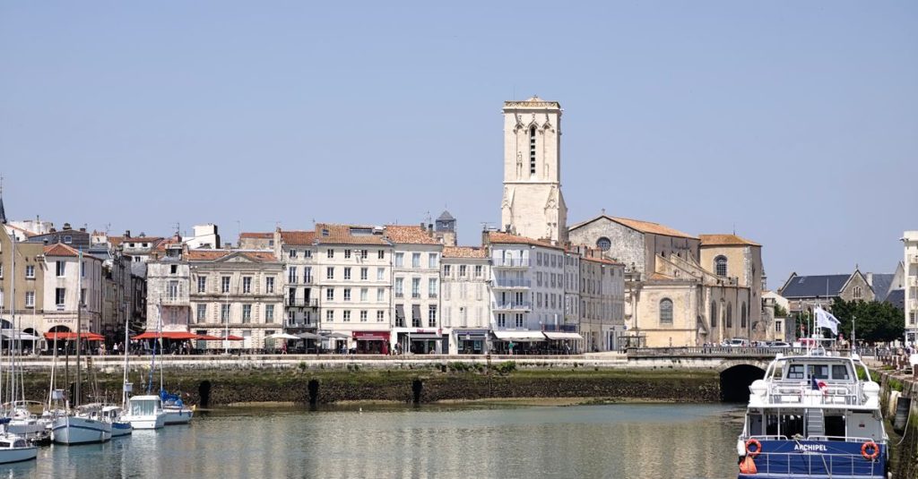 découvrez les activités romantiques à la rochelle pour une escapade inoubliable en couple : balades au bord de mer, dîners aux chandelles et visites charmantes.