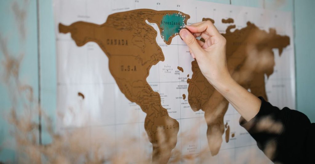 découvrez la scratch map, la carte du monde à gratter pour suivre vos voyages et aventures. un cadeau parfait pour les voyageurs et passionnés de découverte.