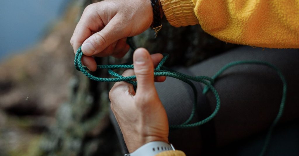 Les avantages d'un bracelet de survie pour vos aventures en plein air 2 découvrez les avantages du bracelet de survie, un accessoire pratique alliant style et utilité pour vos aventures en plein air et situations d'urgence.