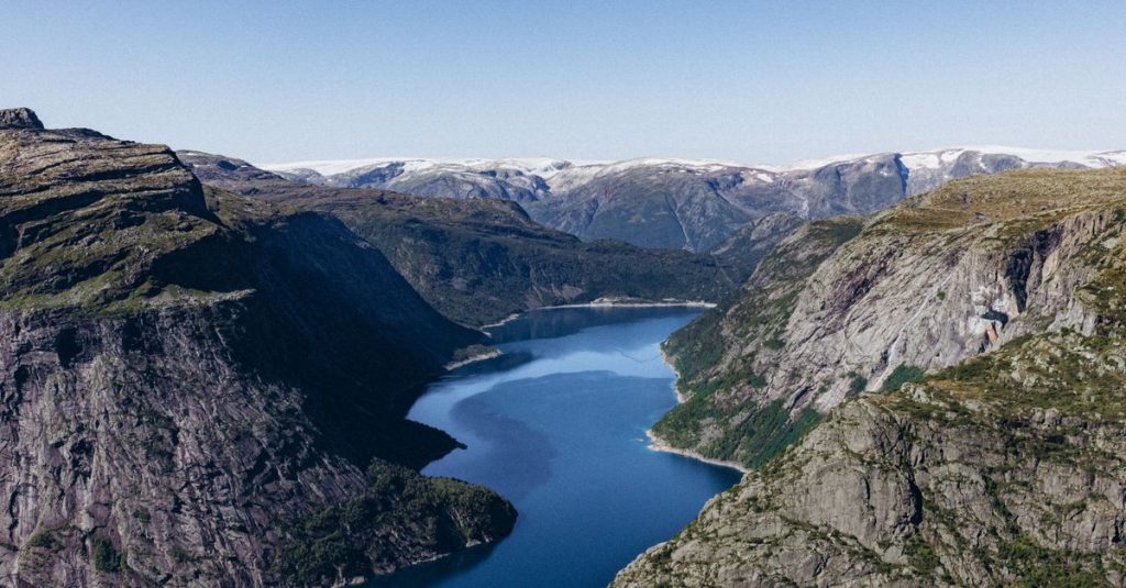 découvrez trolltunga, l'une des formations rocheuses les plus impressionnantes de norvège, offrant des vues à couper le souffle et une expérience de randonnée inoubliable.
