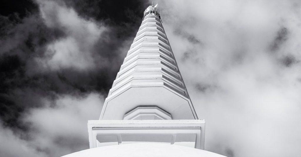 Découvrir le stupa blanc en mongolie : un symbole spirituel et culturel 10 découvrez la beauté et la sérénité du white stupa, un monument emblématique chargé de spiritualité et d'histoire.