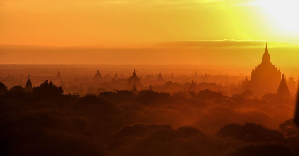 découvrez bagan, l'ancienne cité impériale du myanmar, célèbre pour ses temples bouddhistes historiques et ses paysages époustouflants au lever du soleil.