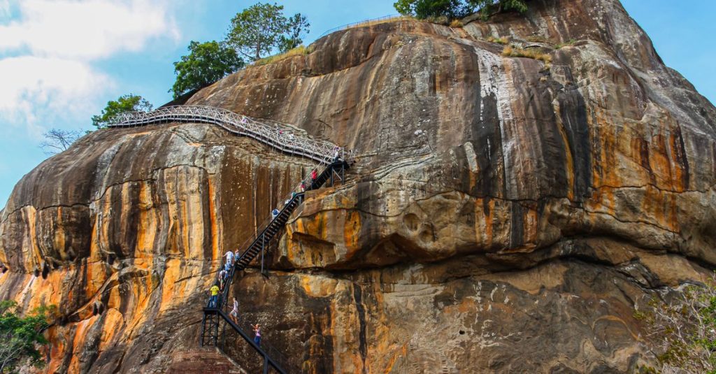 Découvrir les merveilles des grottes de dambulla au sri lanka 8 découvrez les célèbres grottes de dambulla, un site historique et culturel au sri lanka, réputé pour ses temples rupestres ornés de peintures et sculptures anciennes.