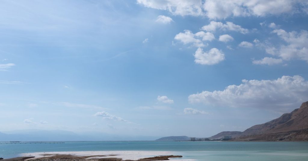 découvrez la mer morte, un lac salé unique au monde, réputé pour ses propriétés thérapeutiques et ses paysages saisissants.