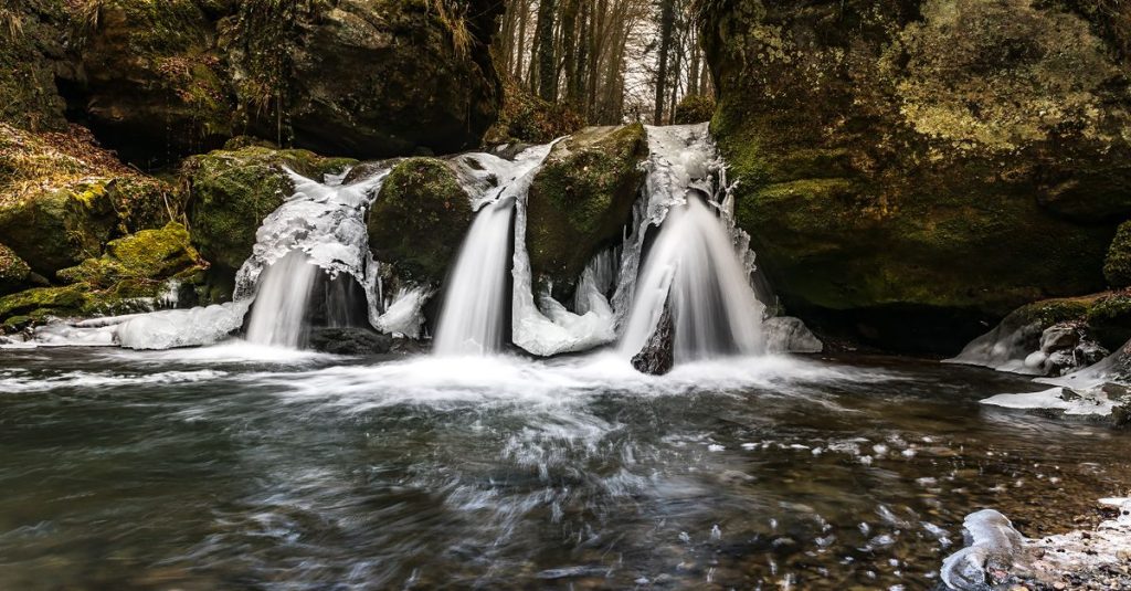 découvrez les magnifiques cascades du doubs, un lieu naturel spectaculaire pour les amateurs de randonnée et de paysages pittoresques en plein cœur de la nature.