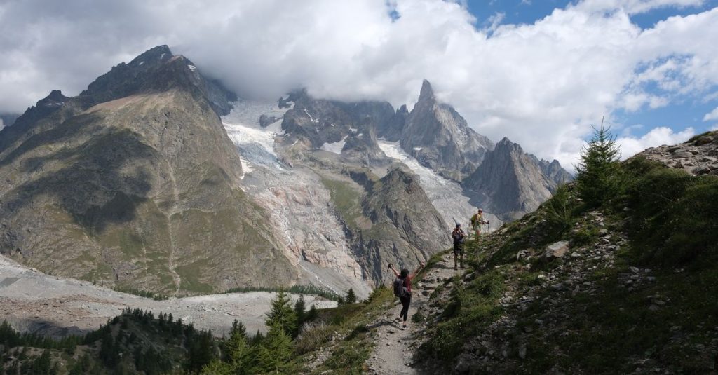 Découvrir le trek du tour du mont blanc : conseils et itinéraires 2 découvrez le tour du mont blanc, un trek incontournable pour les amoureux de la montagne. parcourez des paysages spectaculaires entre france, italie et suisse.